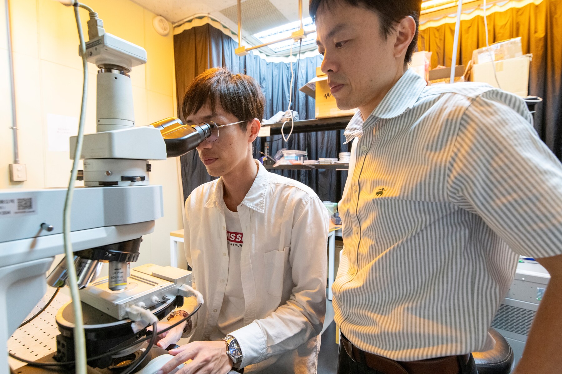 Chair Professor Tsung-Hsien Lin (right) from the Department of Photonics at NSYSU leads an international research team in developing a groundbreaking "Reverse Electrostriction" technology, significantly accelerating the traditional photonic crystal-growth process.