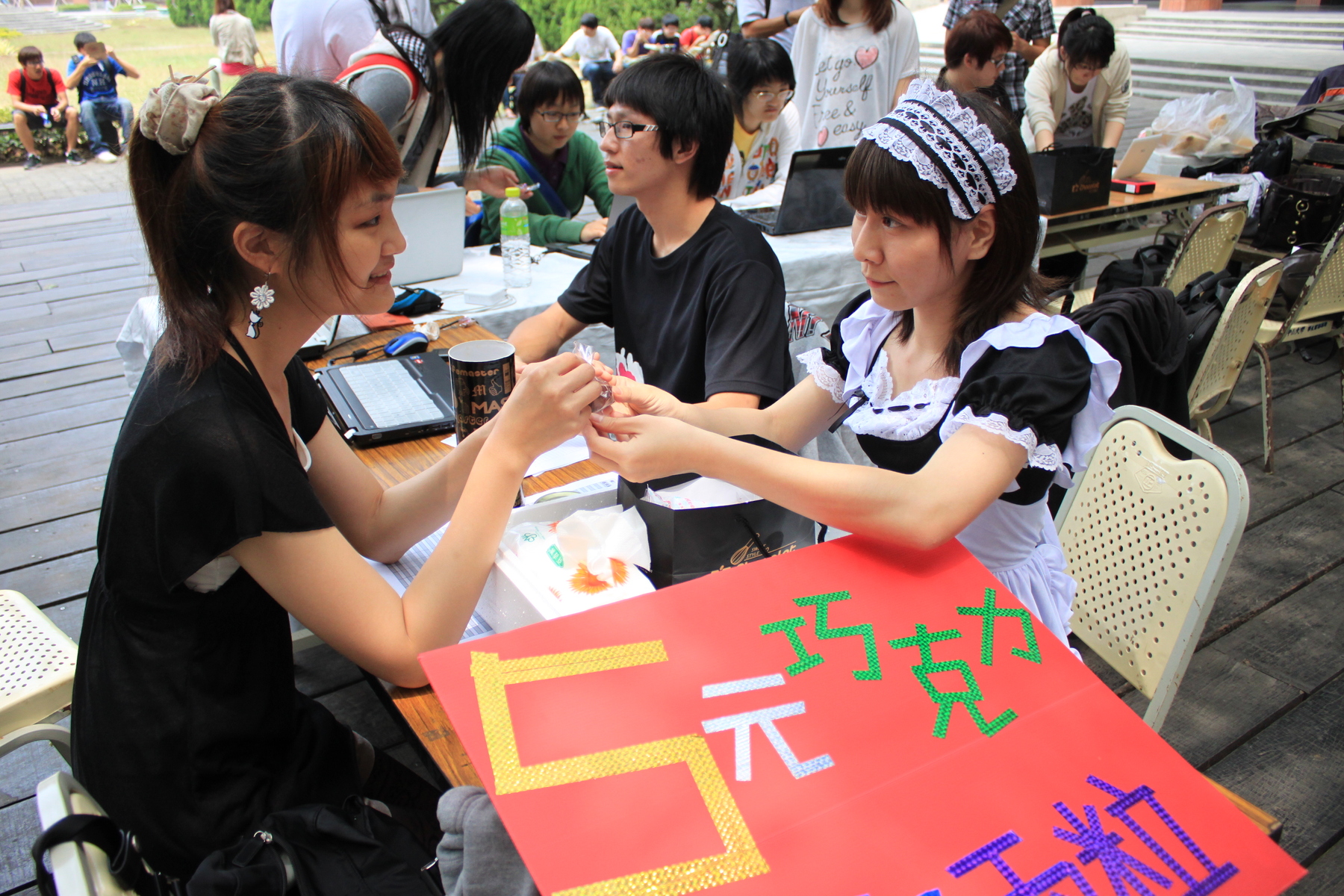 可愛的女僕收銀員令消費者動心圖片