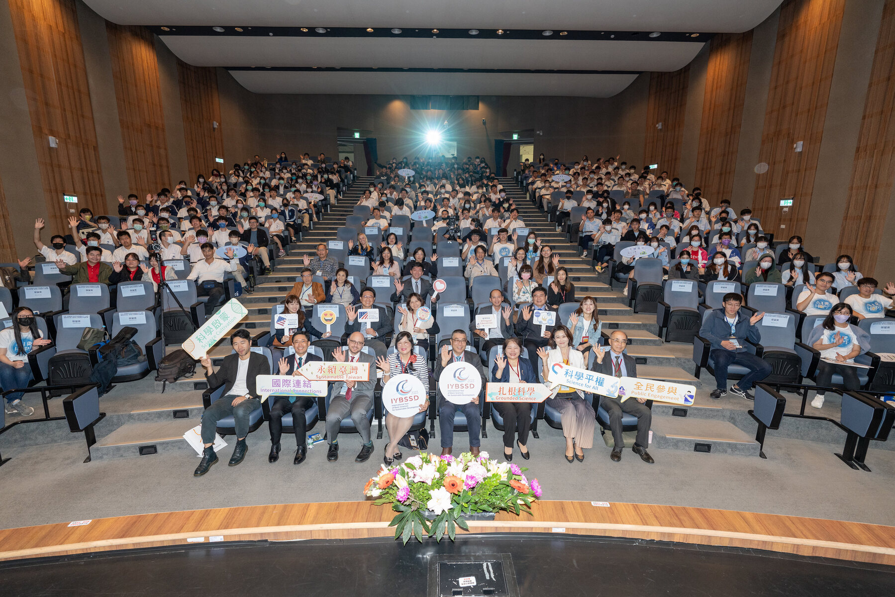 In response to the United Nations' International Year of Basic Science for Sustainable Development (IYBSSD), the National Science and Technology Council (NSTC) and the American Institute in Taiwan (AIT) held the "U.S.-Taiwan Sustainability and Artificial Intelligence Forum" at the National Science and Technology Museum (NSTM) in Kaohsiung. The Forum invited academic researchers, industry professionals, and young students from Taiwan and the U.S., including the Anthropogenic Climate Change Center at Academia Sinica and the Aerosol Science Research Center (ASRC) of National Sun Yat-Sen University (NSYSU), to discuss the two major topics of ecological sustainability and artificial intelligence.