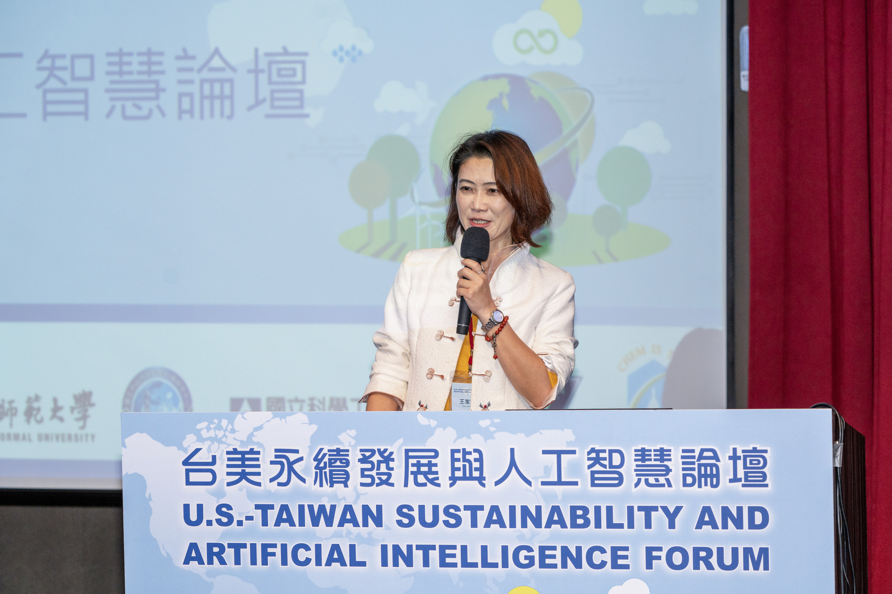 Chia C. Wang, director of the ASRC of NSYSU, talked about the profound impact of aerosols on atmospheric chemistry and global climate, the sustainability of Earth's ecology, and the potential role and contribution of artificial intelligence in critical issues.