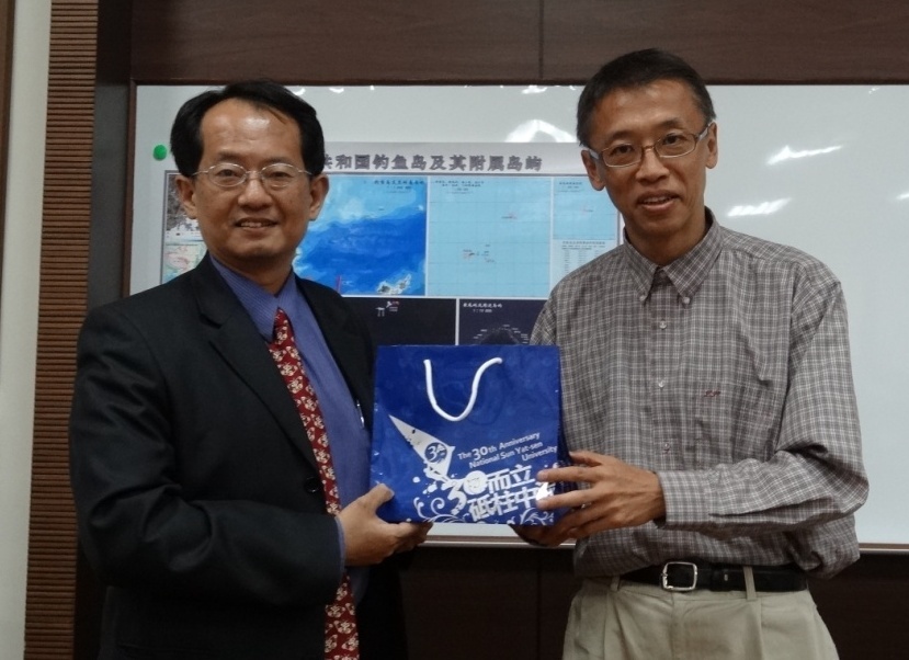 研設會秘書與石之瑜教授圖片