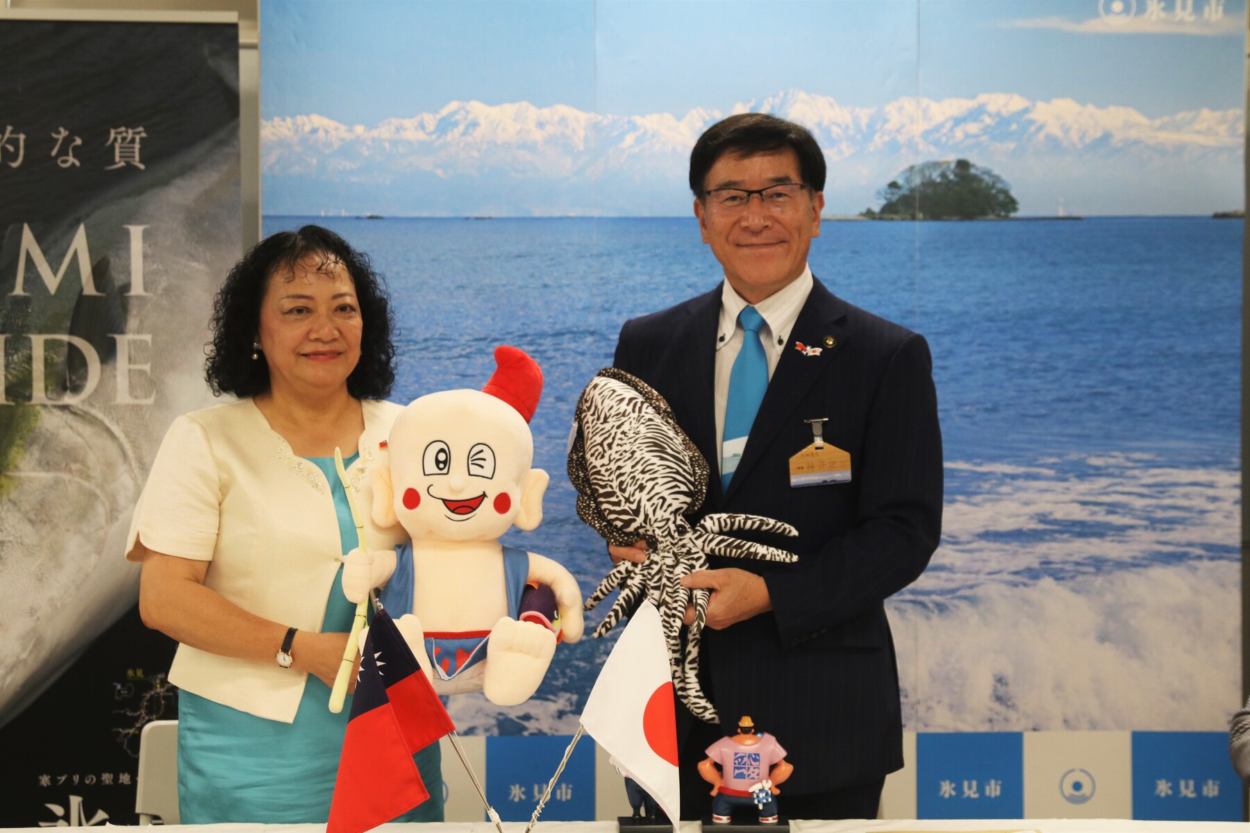 The mayor of Himi City, Masayuki Hayashi, presented the mascots designed by the well-known cartoonist Fujiko Fujio A, and NSYSU Si Wan College gave back the dolls of "Tiger-striped Squid" and "Worker and Fisherwoman" to show the value of Kaohsiung's industry and labor.