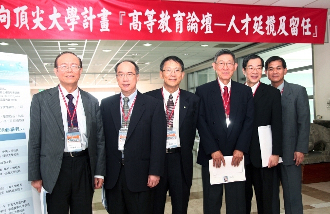 教育部政務次長林聰明、陽明大學校長梁賡義、中興大學校長李德財、瑞典皇家院士趙光安、中國醫校長黃榮村、中山大學校長楊弘敦（左至右）等9校校長共同與會圖片