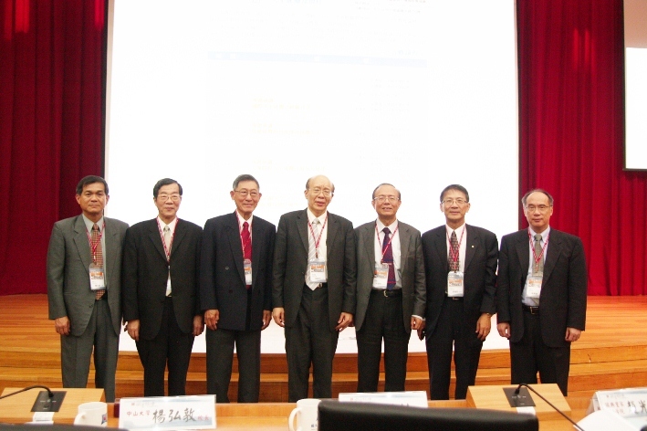左起為中山大學校長楊弘敦、中國醫大校長黃榮村、瑞典皇家院士趙光安、台大校長李嗣涔、教育部政務次長林聰明、中興大學校長李德財、陽明大學校長梁賡義圖片
