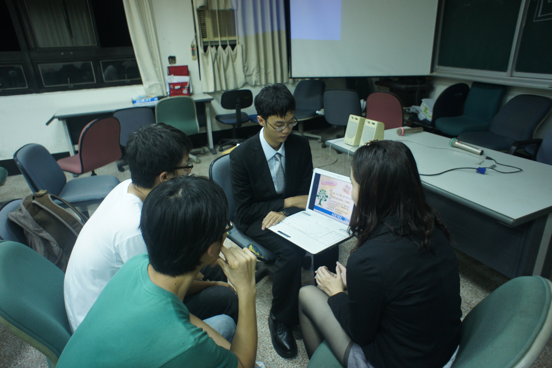AIESEC的同學耐心為同學們解釋海外成長計畫圖片
