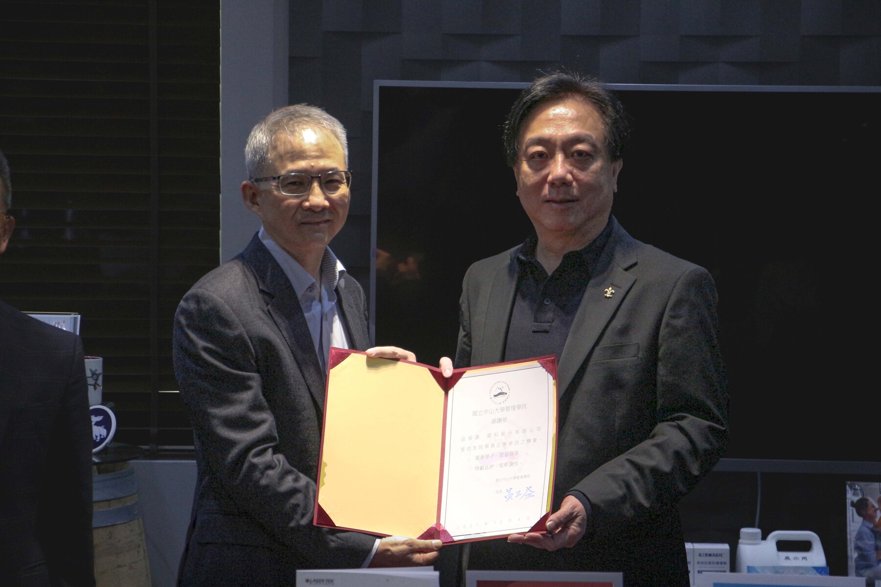 The College of Management presented a gratitude letter to Laser Tek Taiwan. On the left is Dean of the College of Management Professor San-Yih Hwang and on the right is President of Laser Tek Taiwan Gary Cheng.
