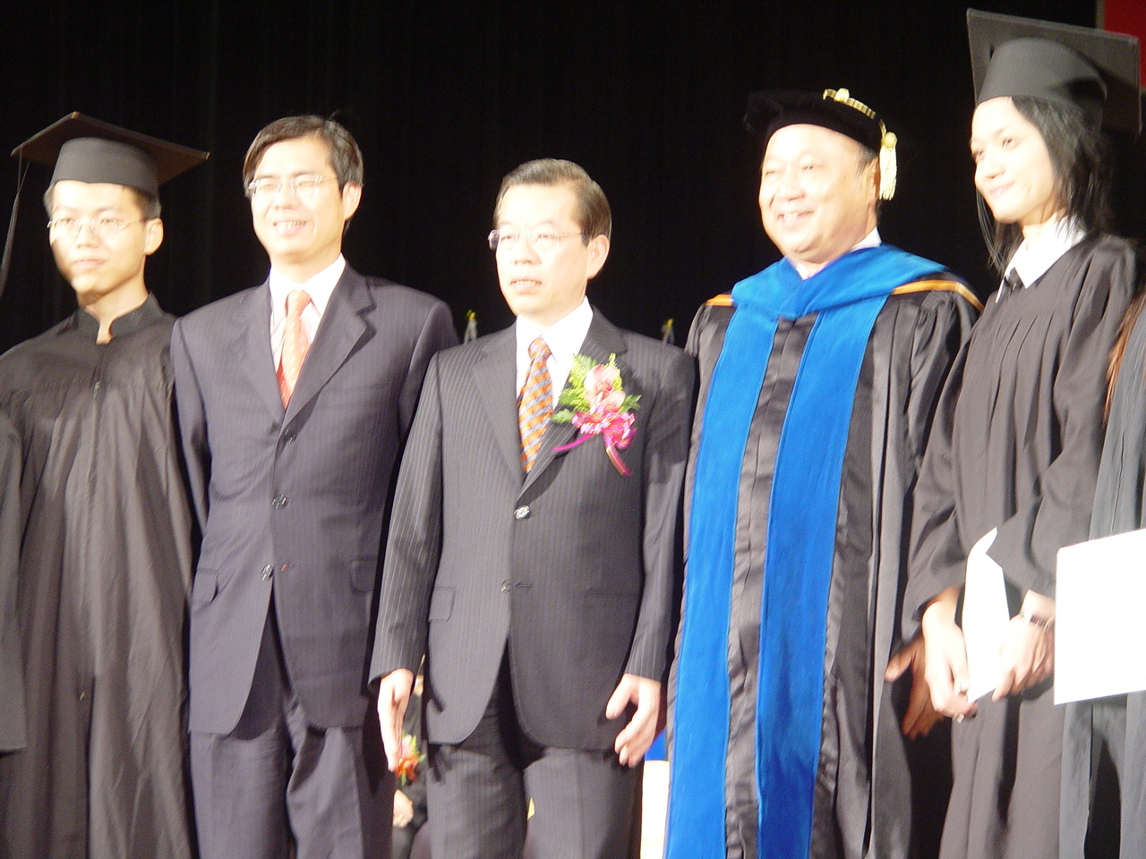 謝院長祝福中山大學的畢業生都能帶著信心與感恩的心邁入社會，用正面思考的力量面對人生所有不同的階段圖片