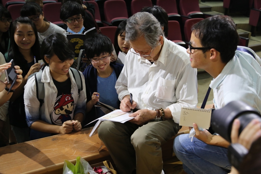 排隊索取簽名人潮不斷圖片