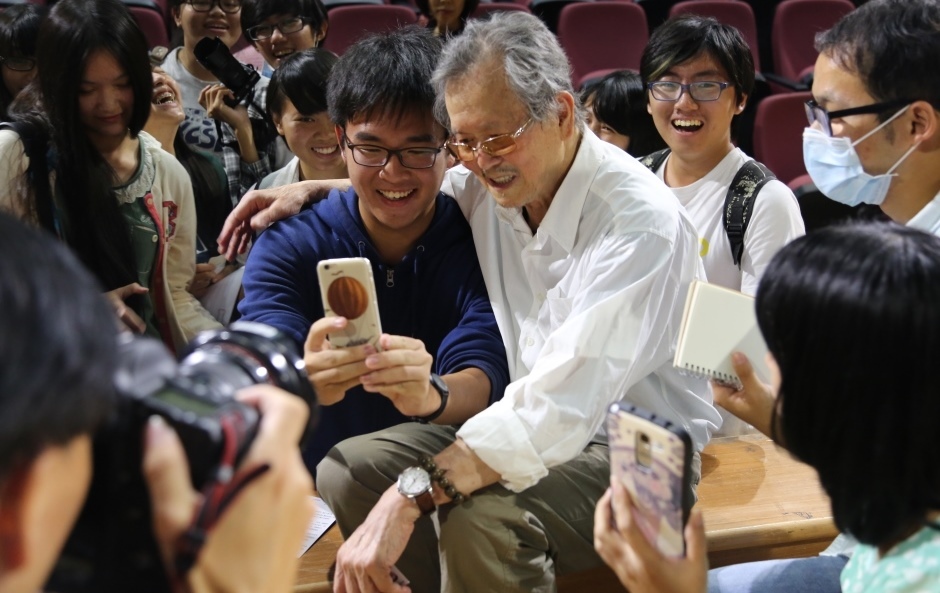 同學拿出手機邀黃春明入鏡自拍圖片