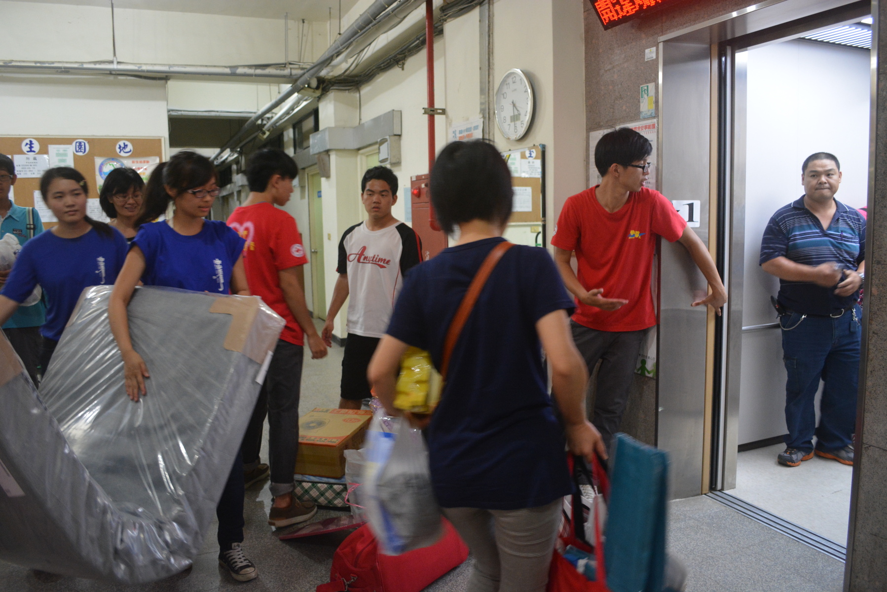 家長與新生順利上樓圖片