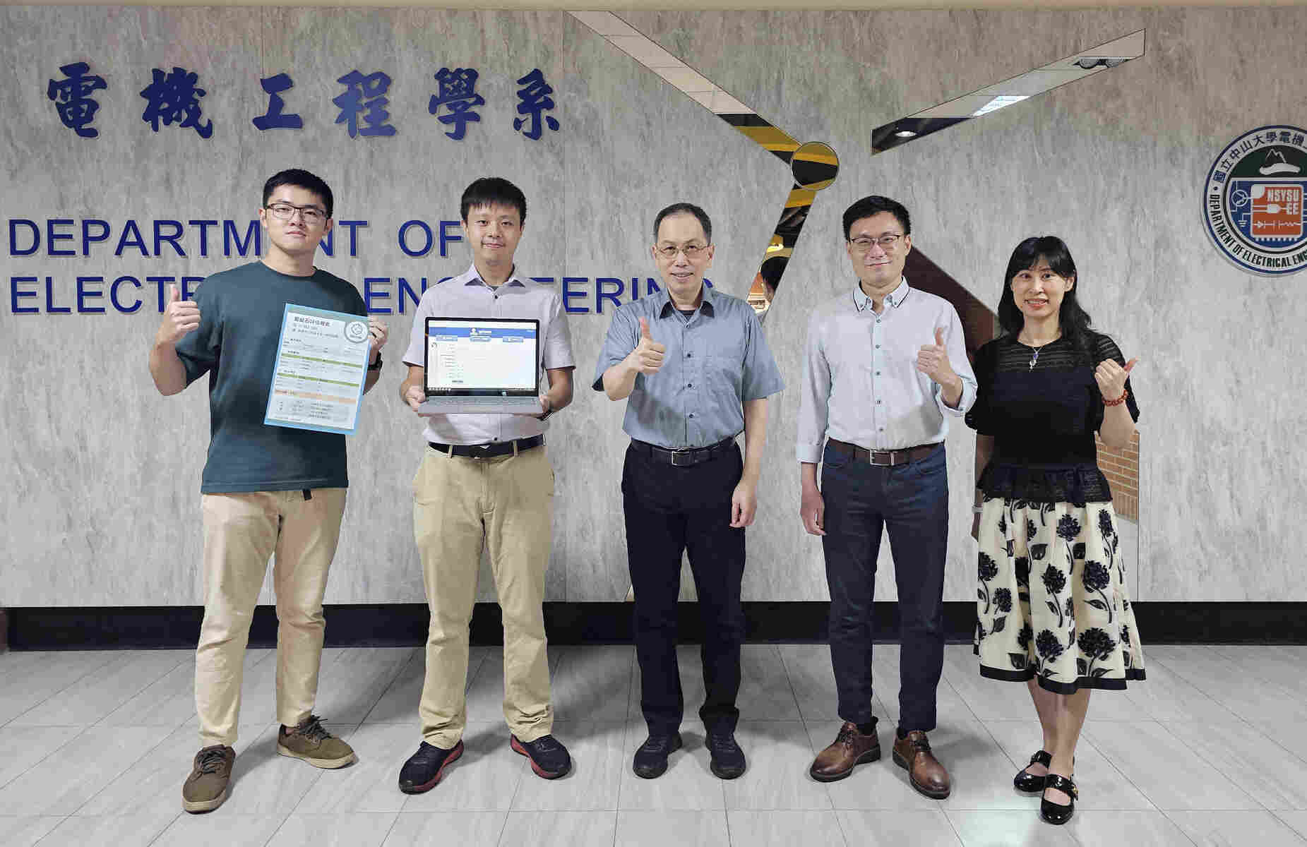 The “Surgery-Free AI Uric Acid Stone Prognostic System” was developed by the cross-school, cross-disciplinary research team that was led by Dr. Chung-Yao Kao (middle), a Professor of the Department of Electrical Engineering at NSYSU and Dr. Hao-Wei Chen (second from the right) of the Department of Urology at KMU