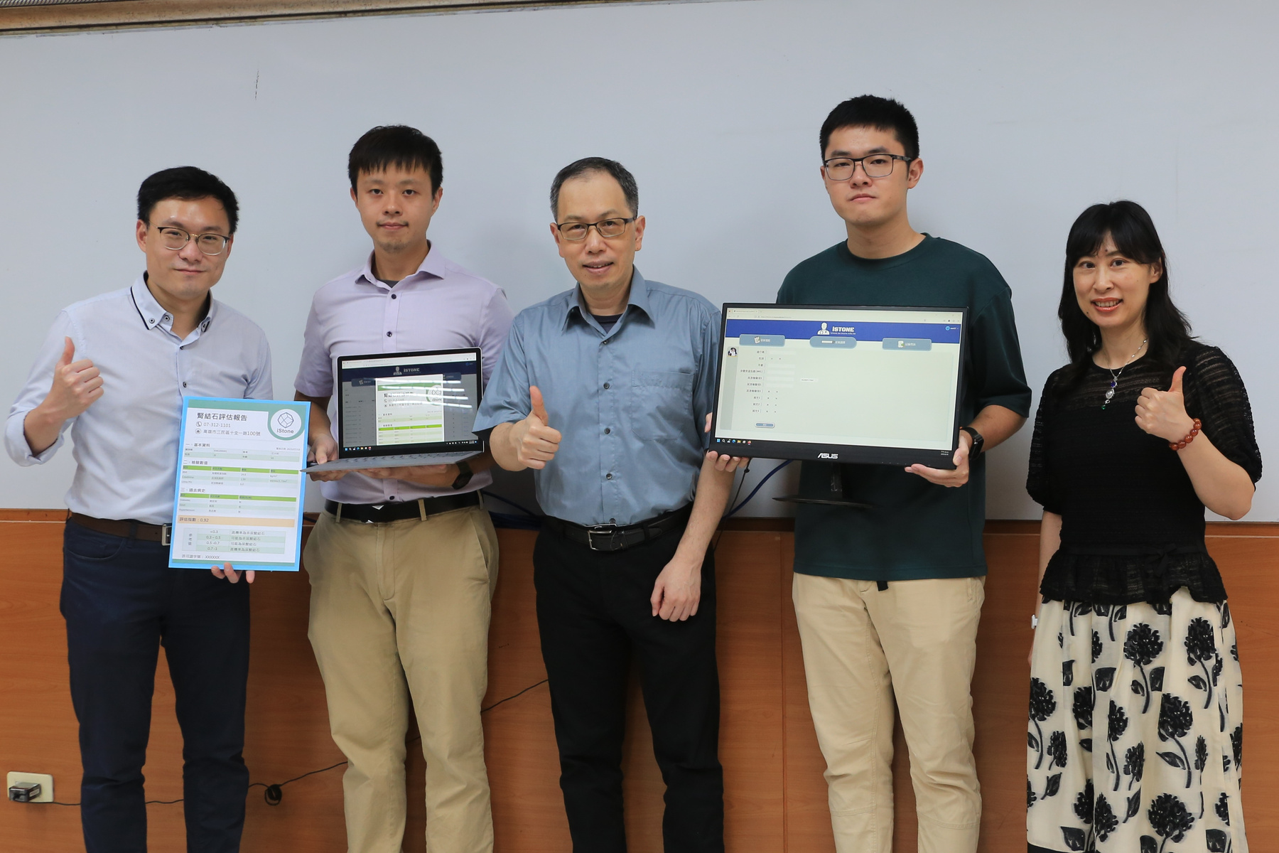 The research team that was led by Dr. Chung-Yao Kao (middle), a Professor of the Department of Electrical Engineering at NSYSU and Dr. Hao-Wei Chen (first form the left) of the Department of Urology at KMU. The team members include Dr. Jung-Ting Lee (first from the right), the assistant research fellow of NSYSU’s School of Medicine, Pei-Siou Wei (second from the left), a PhD Student and Yen-Wen Chiang (second from the right), the graduate student of NSYSU’s Department of Electrical Engineering