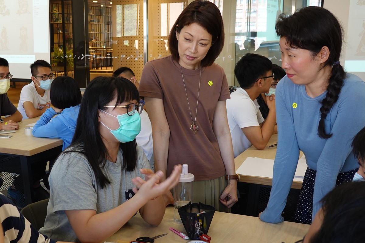 Assistant Professor Kayo Ito and the students of the general education course on modern Japanese society and religionImage