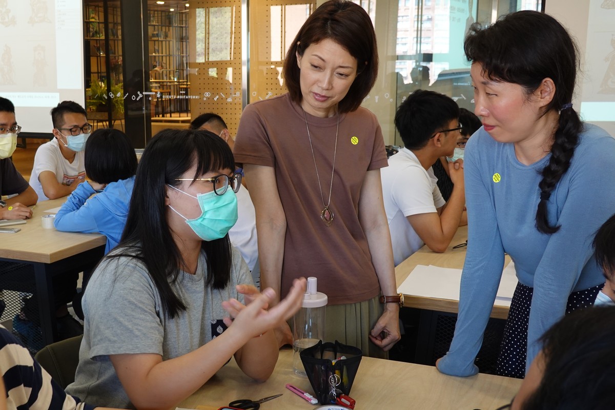 Assistant Professor Kayo Ito and the students of the general education course on modern Japanese society and religion