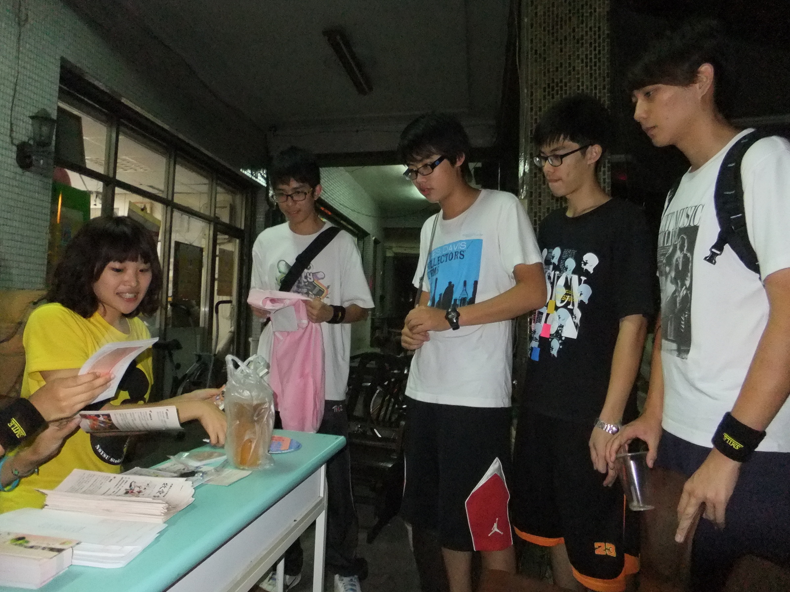 上街募發票，微笑做公益圖片