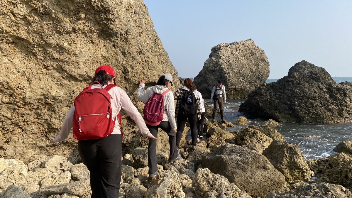 The students taking a walk along the Chaishan coast.
