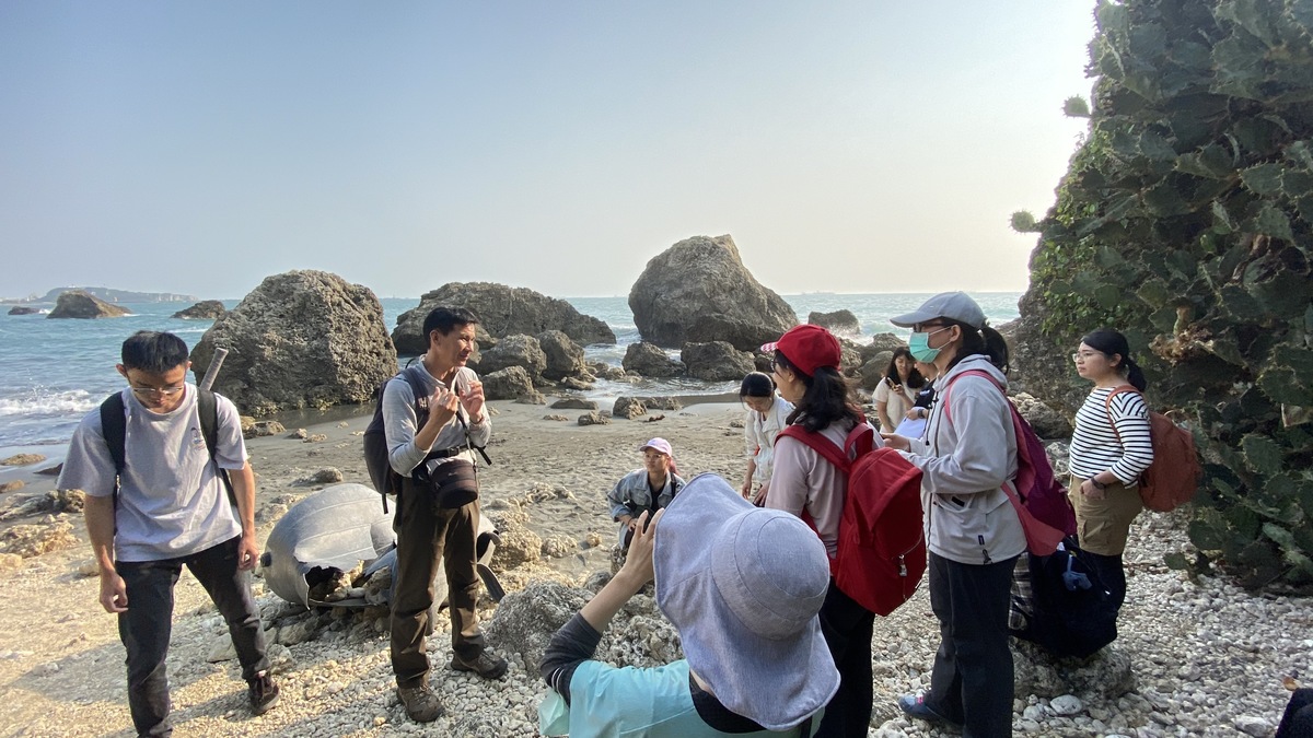 The workshop was conducted by an invited lecturer – a board member of Citizen of the Earth Chih-Nan Fu, who gave a presentation on the geology and nature of the coastline.