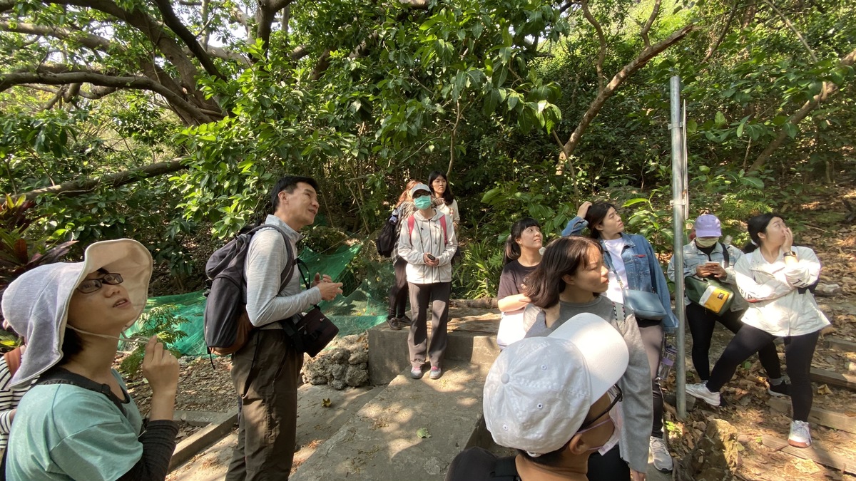 Students explore geological changes, nature around campus
