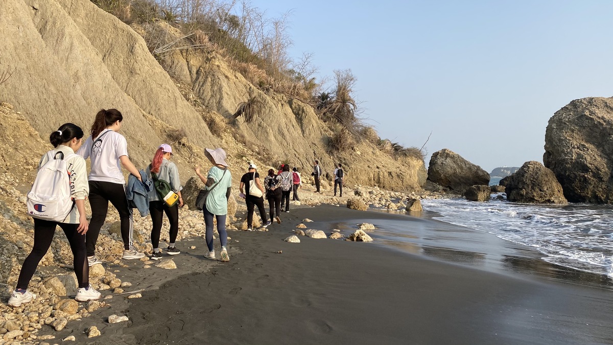 Students explore geological changes, nature around campus