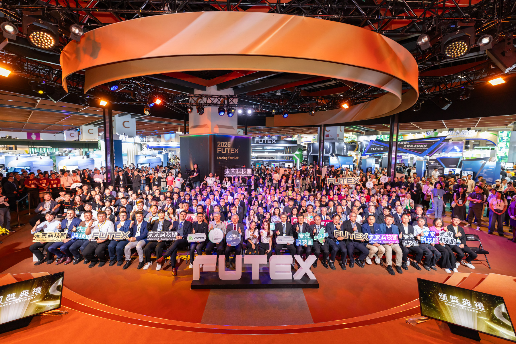 Tsung-Hsien Lin and his research team transformed "liquid crystal photonics" into innovative daily skincare technology, earning the Future Tech Award at the 2025 Taiwan Innotech Expo, organized by the National Science and Technology Council. (Award ceremony photo credits: the event organizers.)Image