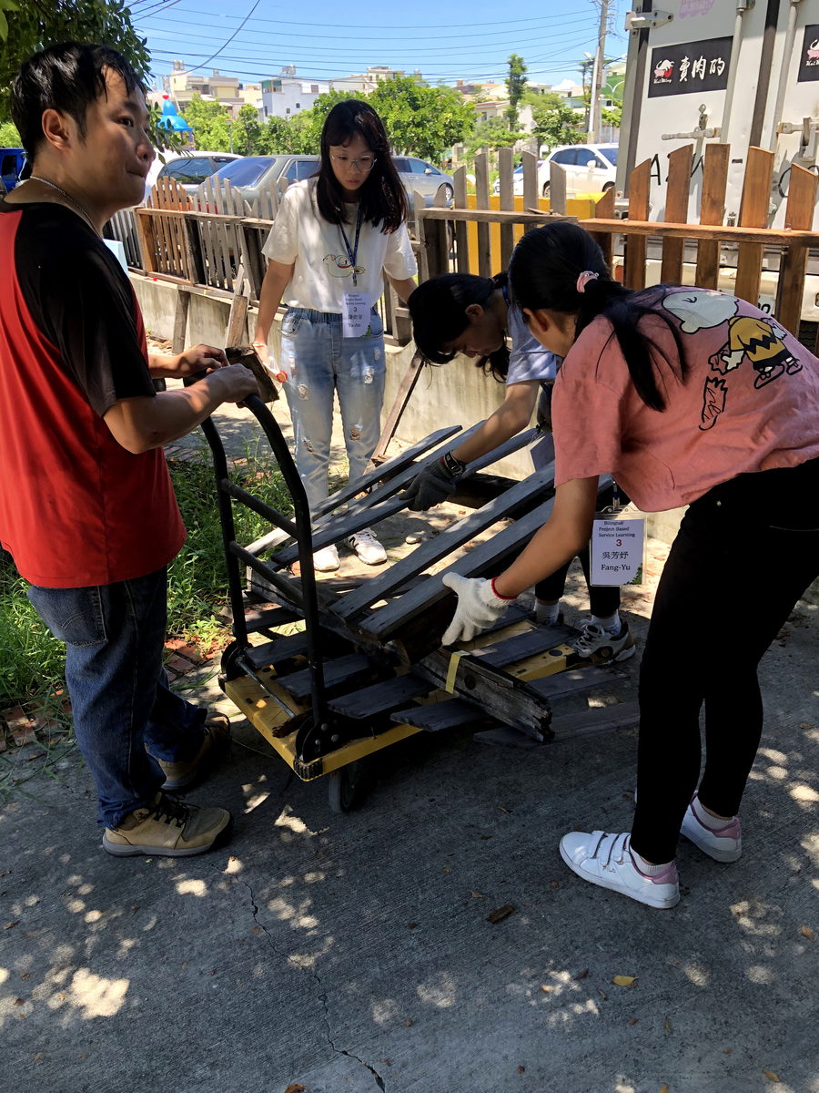 The students participated in an English-language guided tour around Cijin Island to understand its history and learn about the local architecture.