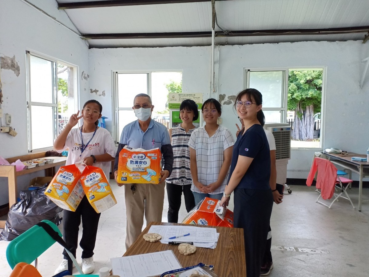 The students and donees of the food bank