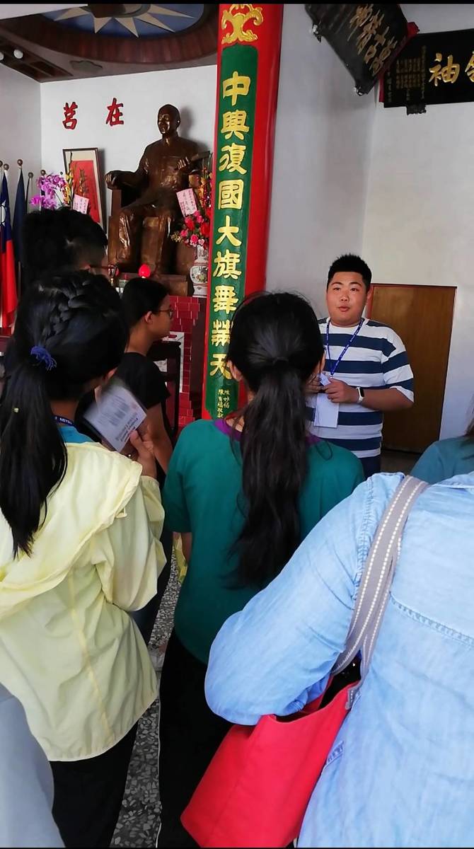 The students organized guided tours in English around Cijin Island.