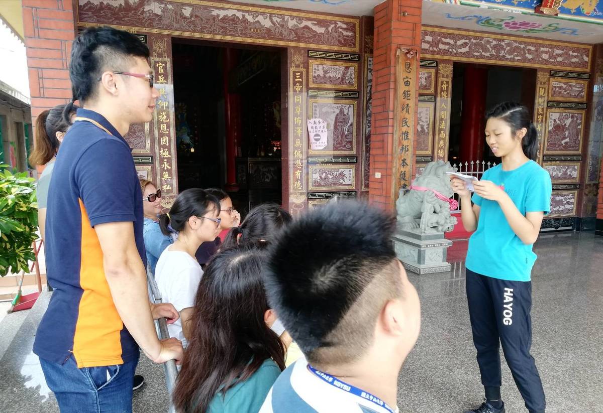 The students organized guided tours in English around Cijin Island.