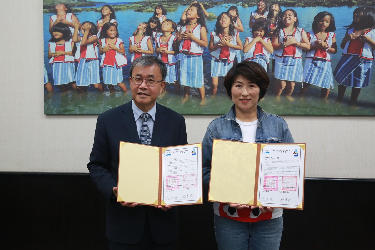 National Sun Yat-sen University signed an MOU with Taitung County Government: NSYSU President Ying-Yao Cheng (on the left) and Taitung County Mayor Rao Ching-Ling (on the right) committed to joining hands to strive for the medical research, professionals, and resources in Taitung, and cultivate medical staff for the Taitung County.