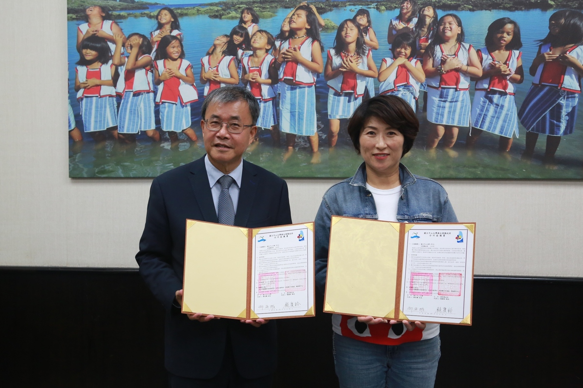 National Sun Yat-sen University signed an MOU with Taitung County Government: NSYSU President Ying-Yao Cheng (on the left) and Taitung County Mayor Rao Ching-Ling (on the right) committed to joining hands to strive for the medical research, professionals, and resources in Taitung, and cultivate medical staff for the Taitung County.Image