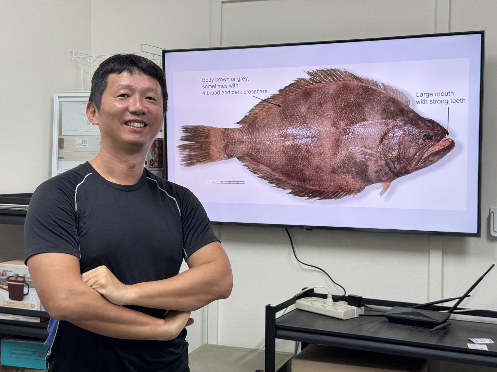 Associate Professor Yu-Jia Lin of the Graduate Institute of Marine Affairs at NSYSU draws inspiration from human left- and right-handedness to investigate whether evolution causes the variation in eye-sidedness among flatfish species.Image