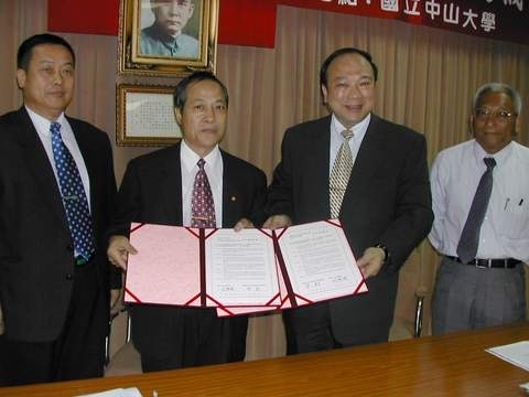 國立中山大學與高雄市五金商業同業公會共同簽訂合作協議書。圖片