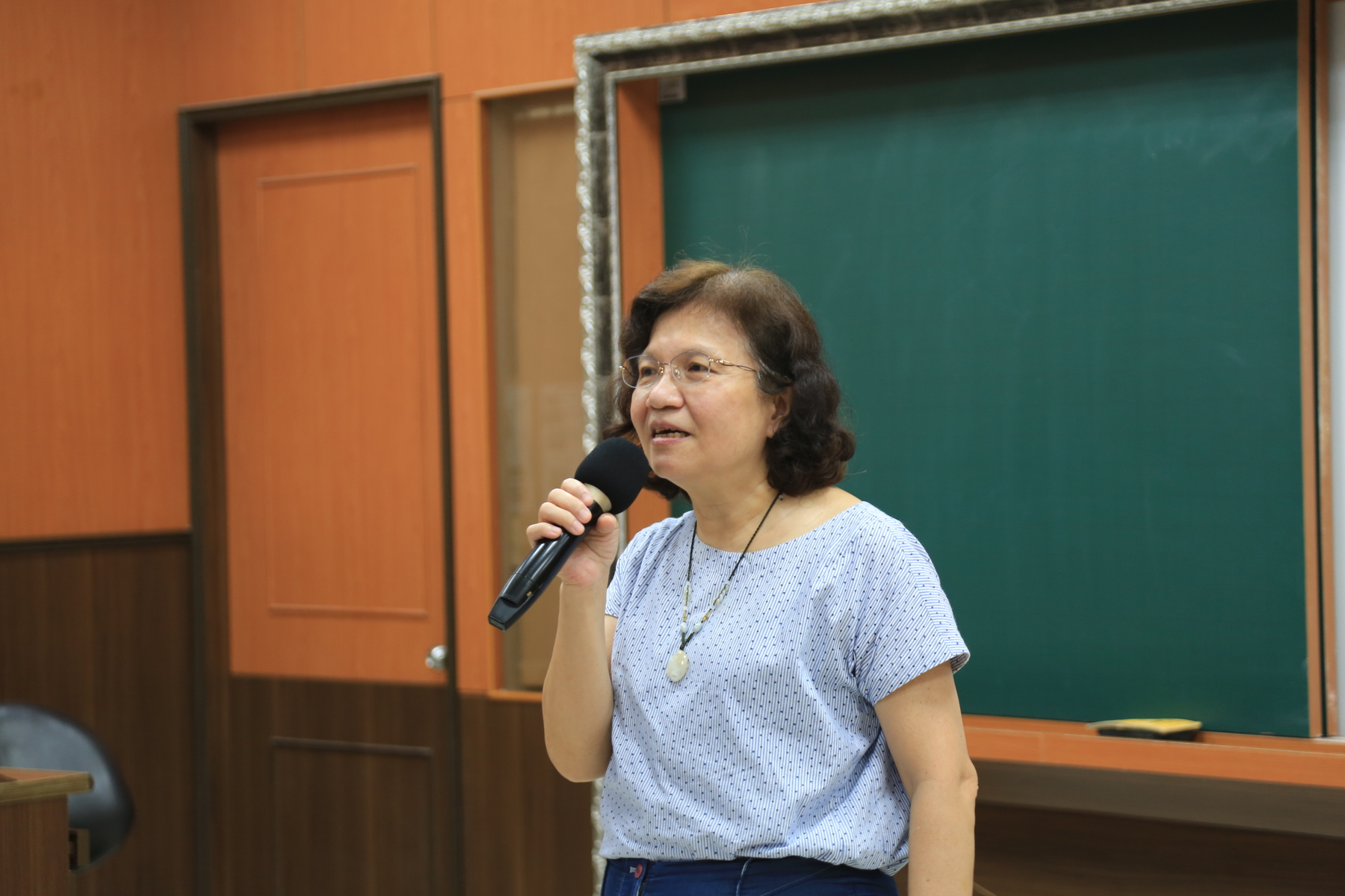 Shiow-Fon Tsay, the moderator of "Follow STEM Role Model: Female Science and Technology Talent Development Program" of the National Science and Technology Council (NSTC), Distinguished Professor of the Department of Physics, and Vice President of NSYSU delivered a speech at the opening of the event.