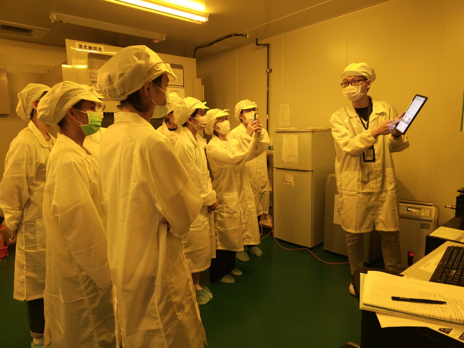 The activity visited the Yellow Light Laboratory led by Chair Professor Ting-Chang Chang of the Department of Physics.
