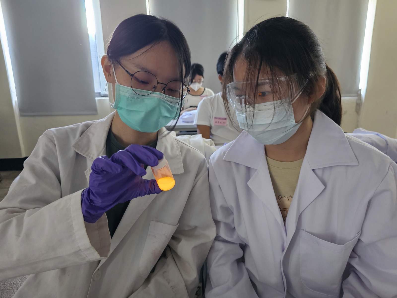 The activity visited the Synthesis and Bioorganic Chemistry Laboratory led by Assistant Professor Yuya Lin of the Department of Chemistry to experience hand-made bioorganic dyes.