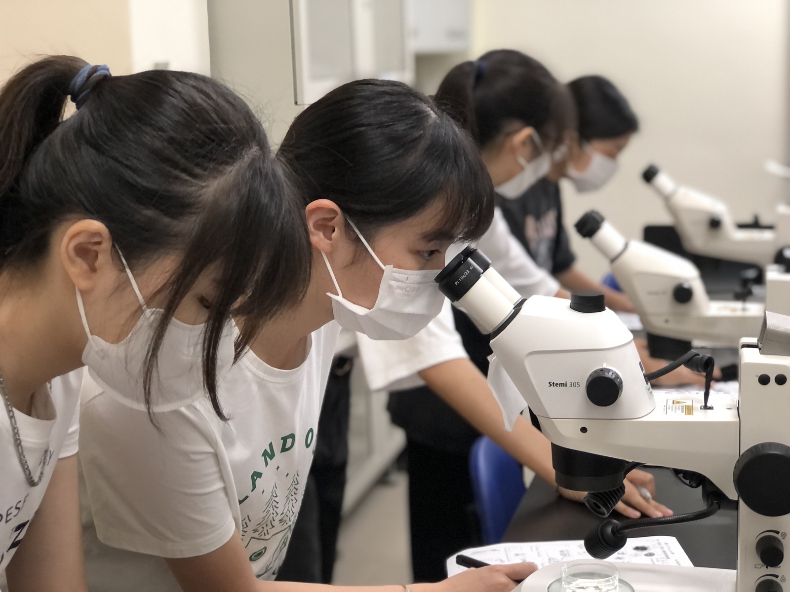 The activity visited the Laboratory of Distinguished Professor Meng-Hsien Chen of the Department of Oceanography to operate optical dissecting microscopes.