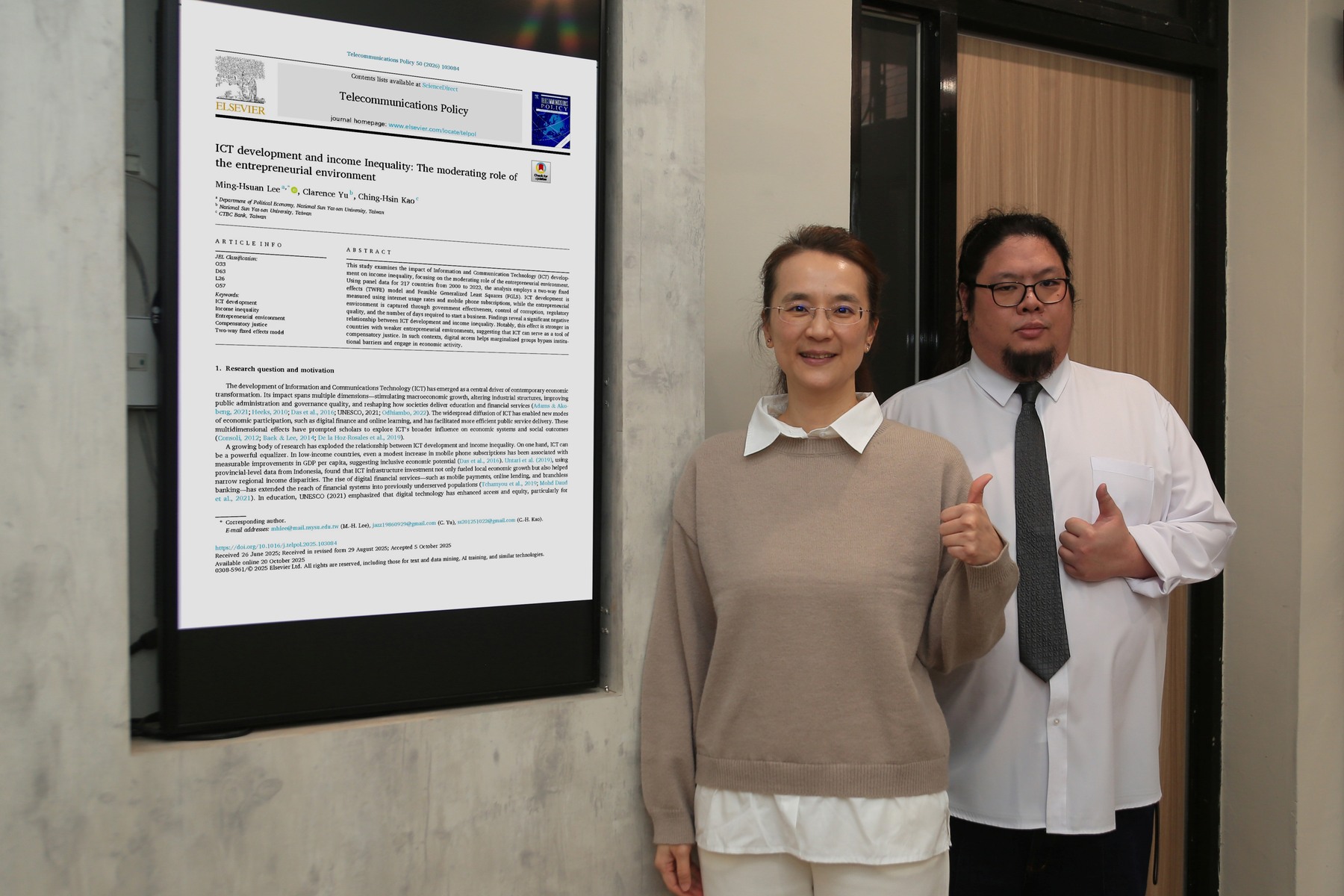 Ming-Hsuan Lee (left), Professor in the Department of Political Economy and Vice President for International Affairs at NSYSU, notes that Taiwan can further strengthen digital connectivity in rural and mountainous areas to expand the role of digital technology in narrowing income inequality. Clarence Yu, co-author of the study, is shown on the right.Image