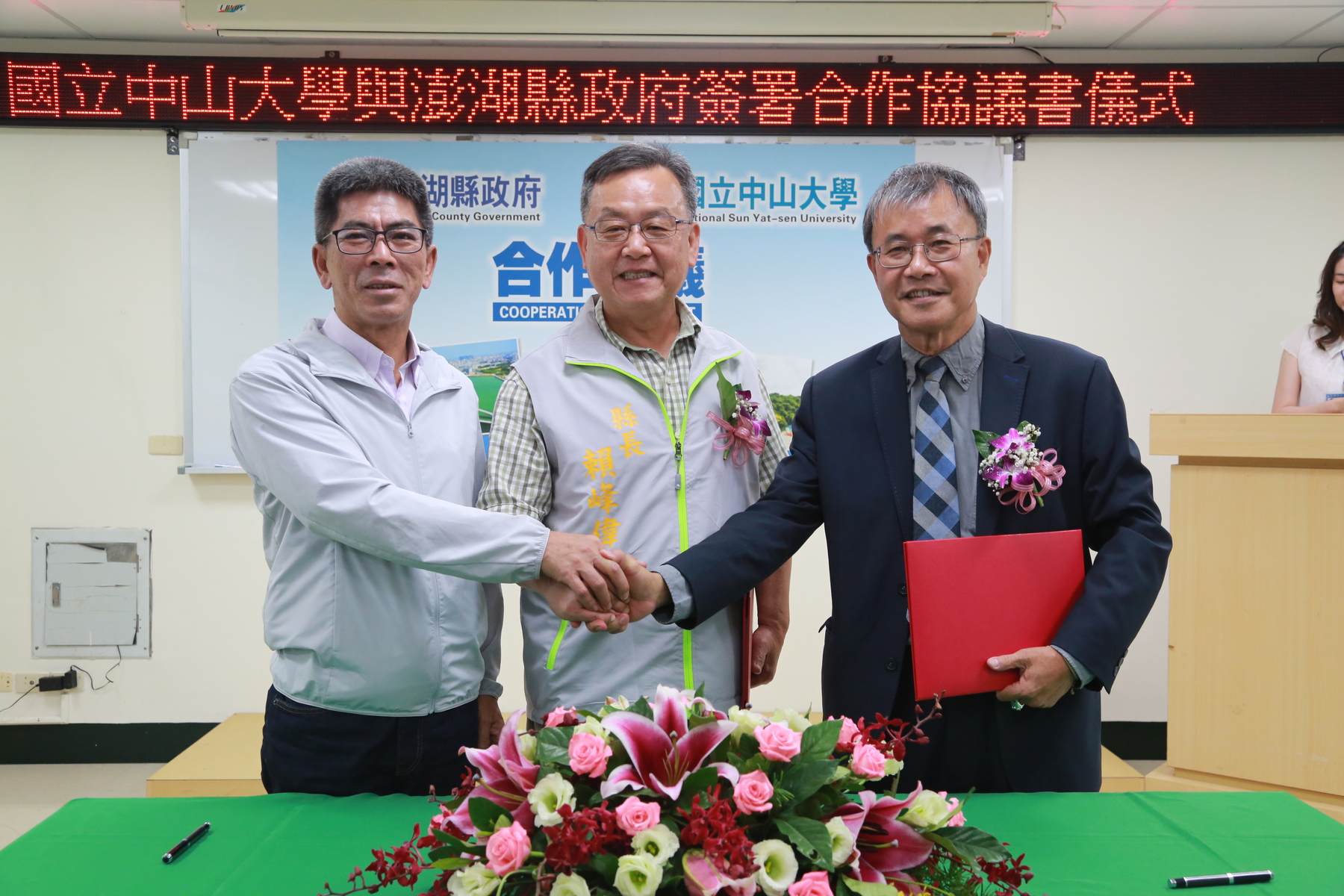 NSYSU and Penghu County Government will strive to cultivate and retain medical professionals in outer islands. With the Member of the Legislative Yuan Yao Yang as witness, NSYSU President Ying-Yao Cheng (right) signed an agreement on collaboration with Penghu County Mayor Feng-Wei Lai (center) to join hands and develop new medical technologies, improve the quality of rural healthcare, and provide assistance for rural healthcare professionals through industry-academia cooperation, academic exchange, and professionals’ training.