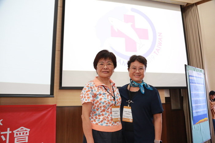 Lien-Siang Chou (on the right), professor at National Taiwan University and pioneer of the research on cetaceans in Taiwan, said that organizing this conference in Taiwan had been her dream for more than 25 years, and it has finally come true at NSYSU.