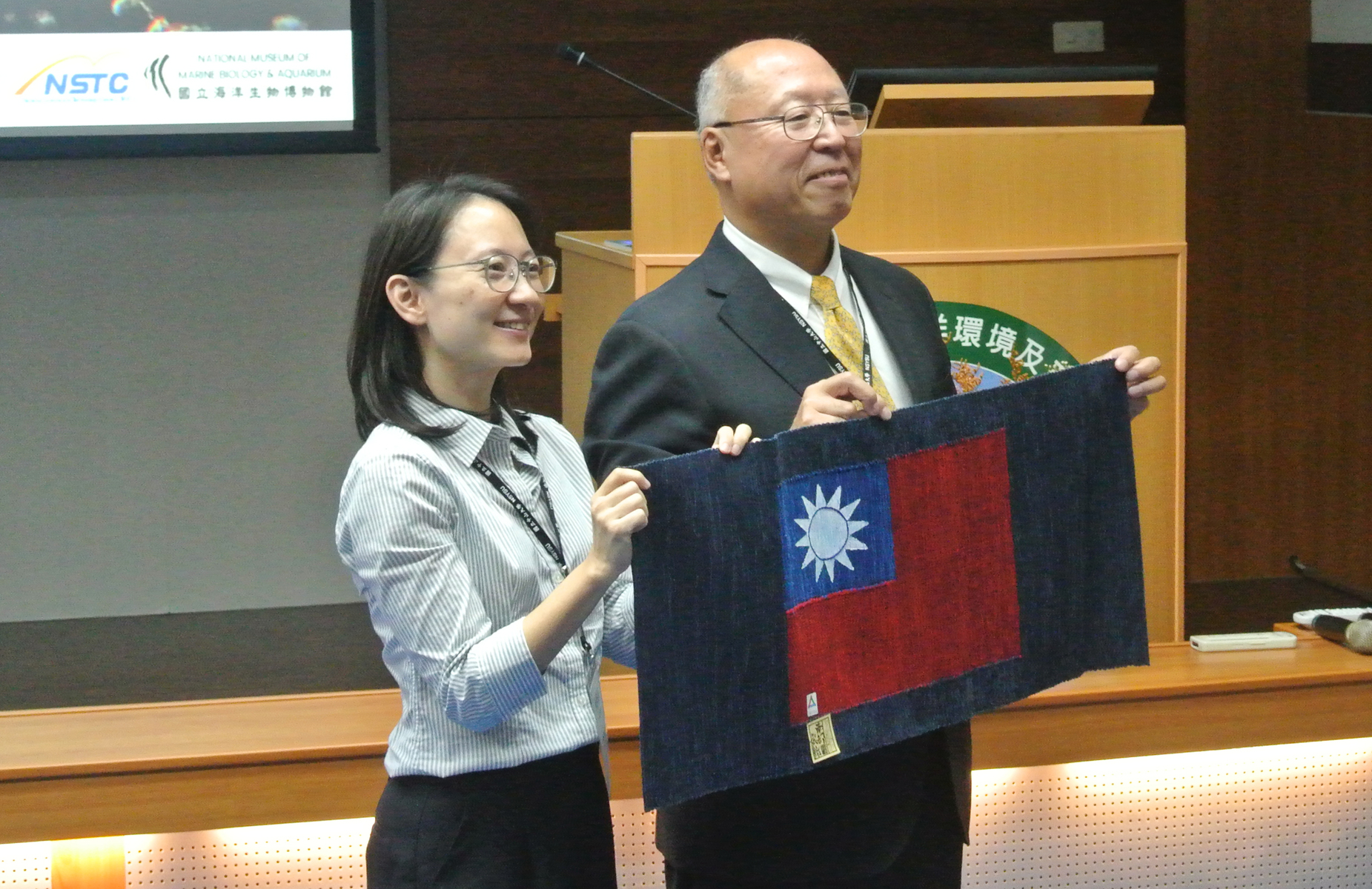 Director Masafumi Oku (right) presents a Taiwanese national flag made using Nanbu-sakiori, a nationally treasured traditional Japanese textile craft. Originating in Aomori Prefecture, Nanbu-sakiori emerged as a form of patchwork weaving developed by people in northern Japan under harsh climates and chronic cotton shortages. The technique involves carefully tearing discarded cotton garments, such as old kimonos, into strips that are reused as weft threads, creating thick, warm, and uniquely regenerated fabrics. Beyond reflecting Japan's ethos of mottainai—the spirit of cherishing resources—the craft also tells a cultural story of historical reliance on maritime trade to transport precious cotton to northern regions. In today's era of sustainability, the environmental values embodied in Nanbu-sakiori are once again gaining renewed attention.Image