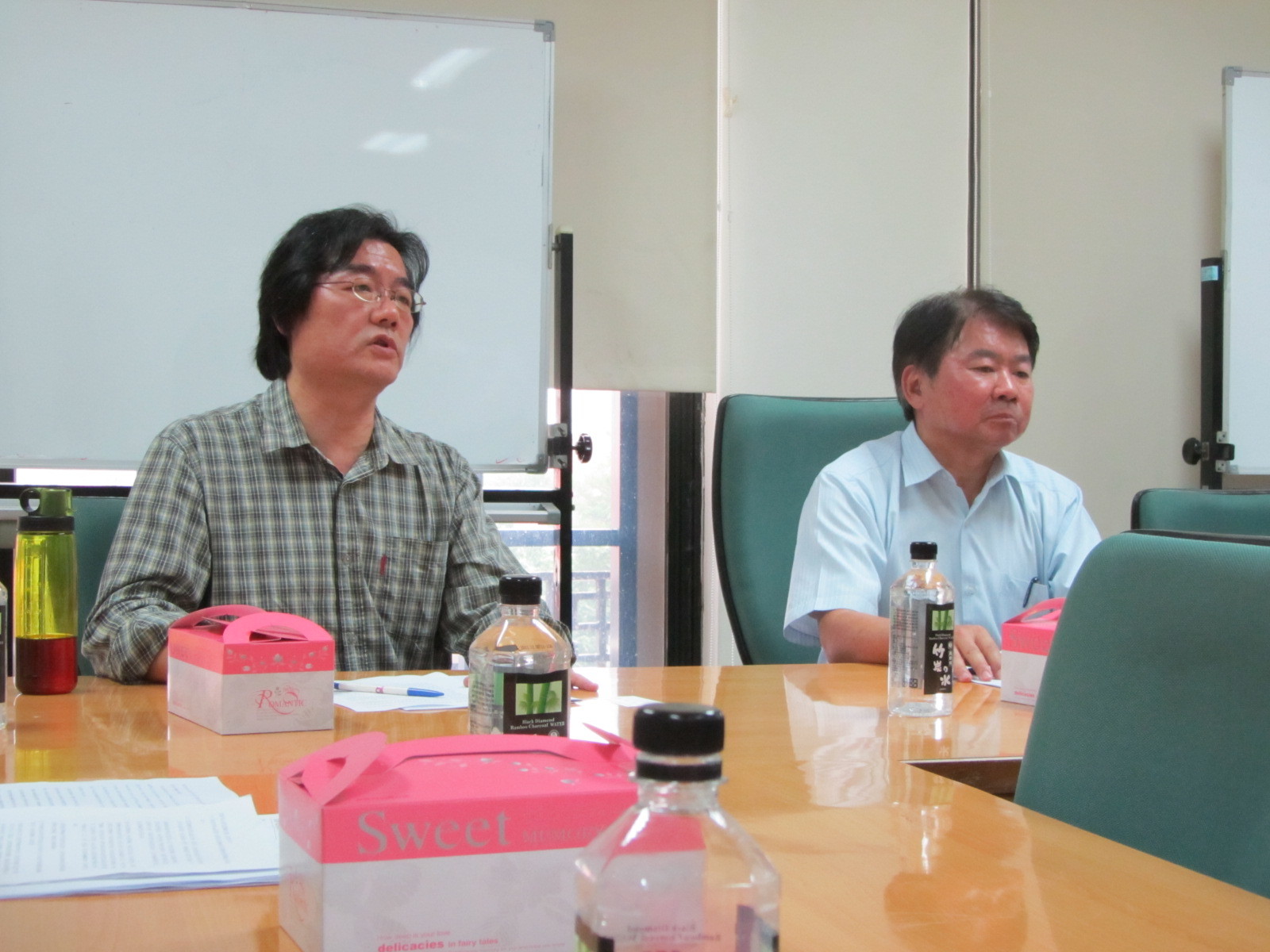 左為裴家騏教授、右為副總務長周明顯圖片
