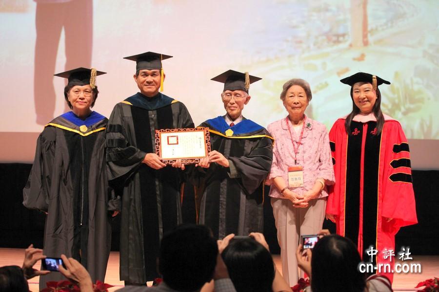 中山大學校長楊弘敦頒贈名譽文學博士學位予余光中，余光中旁為夫人范我存。圖片