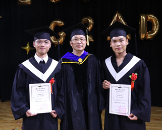 兩位學生與指導教授合影圖片