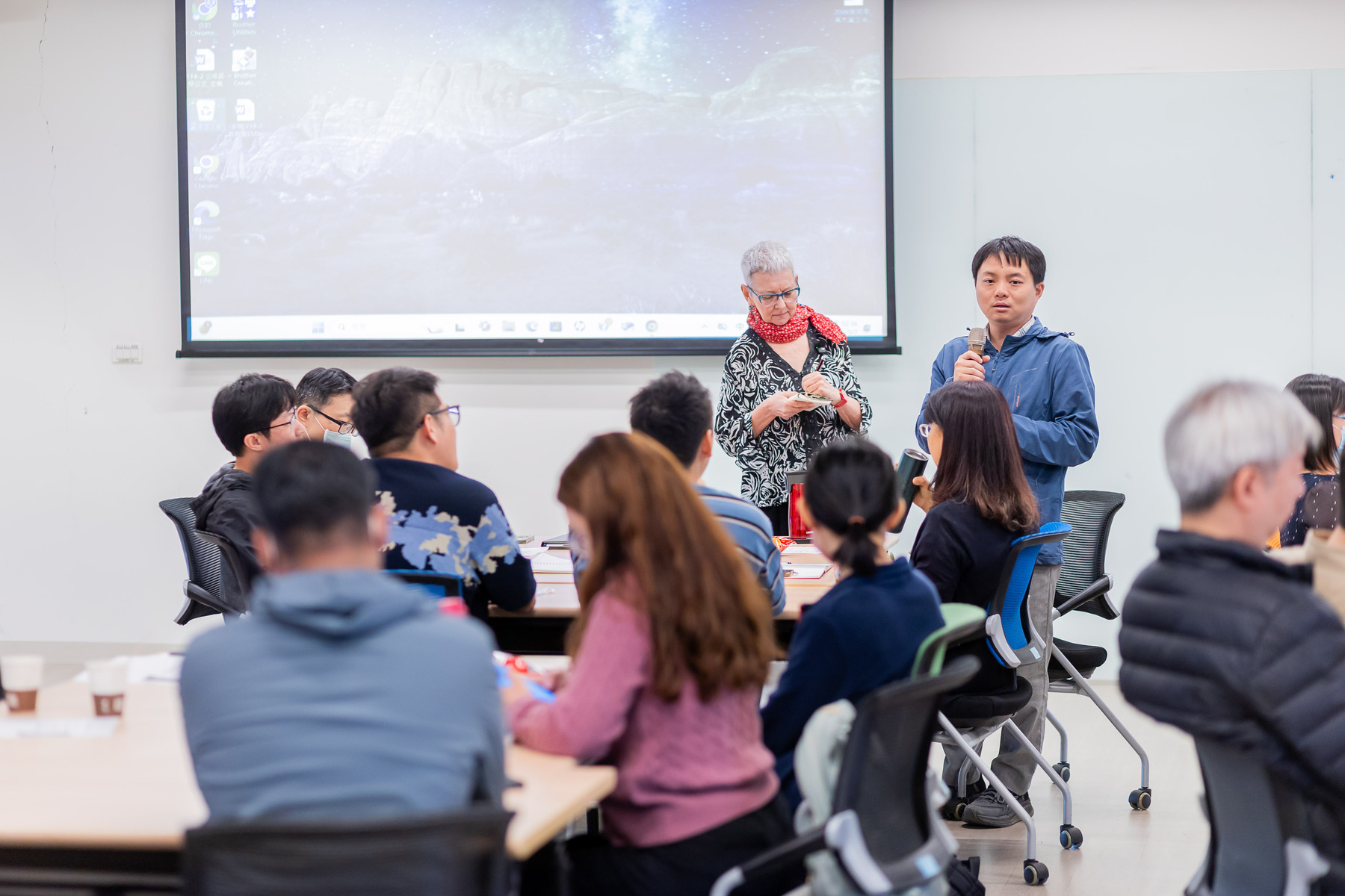 NSYSU Department of Theatre Arts Visiting Professor Tobie Stein invites participants to share reflections from group discussions.Image