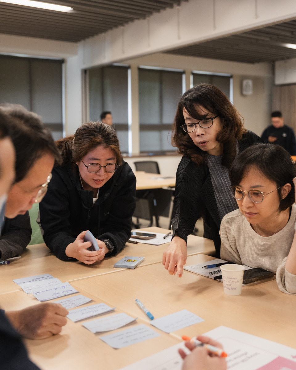 Yi-Hung Liao, Associate Professor at the Mount Dawu College of National Pingtung University, facilitates group discussions among participants.Image