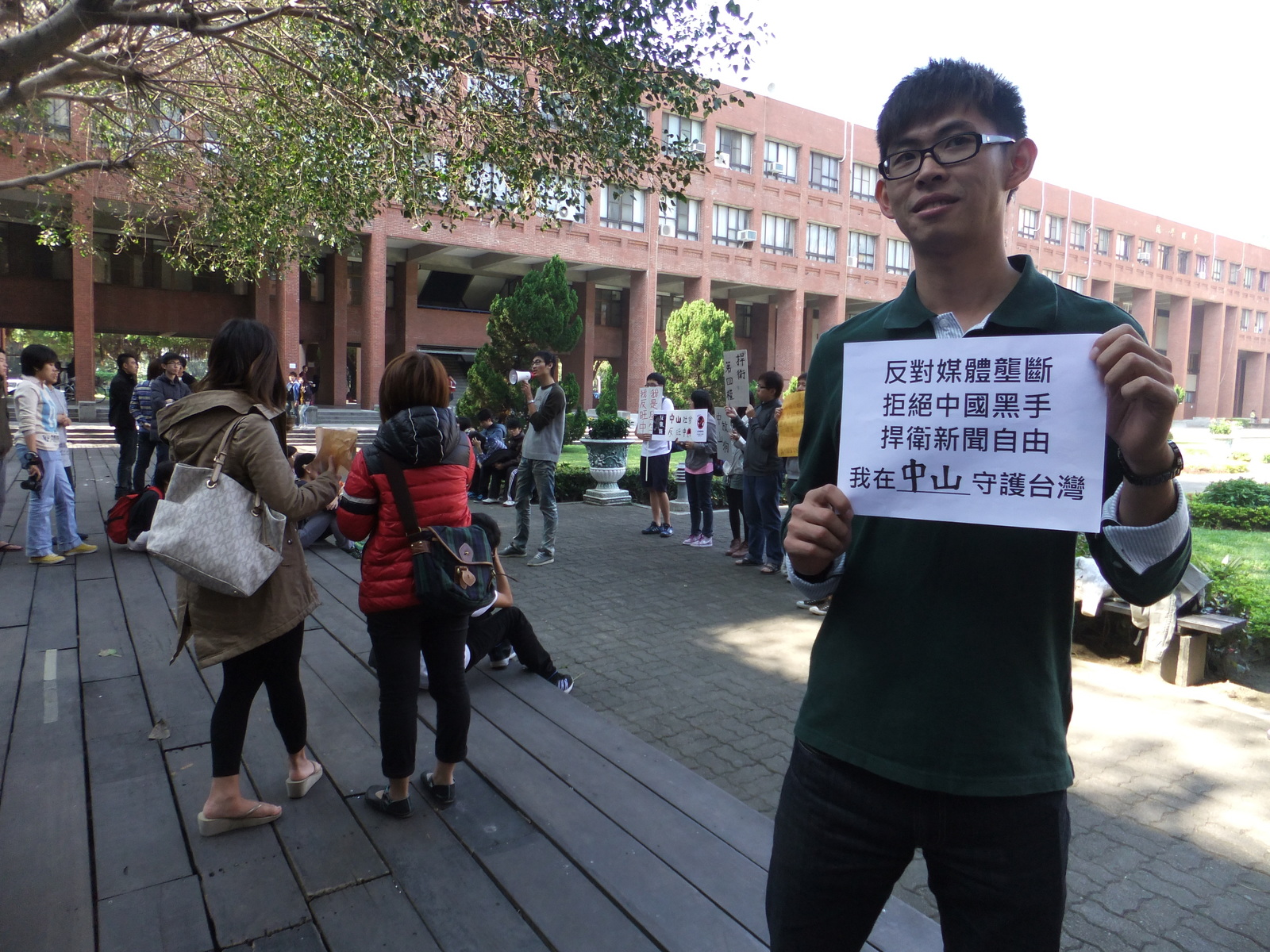 同學拍照相挺圖片