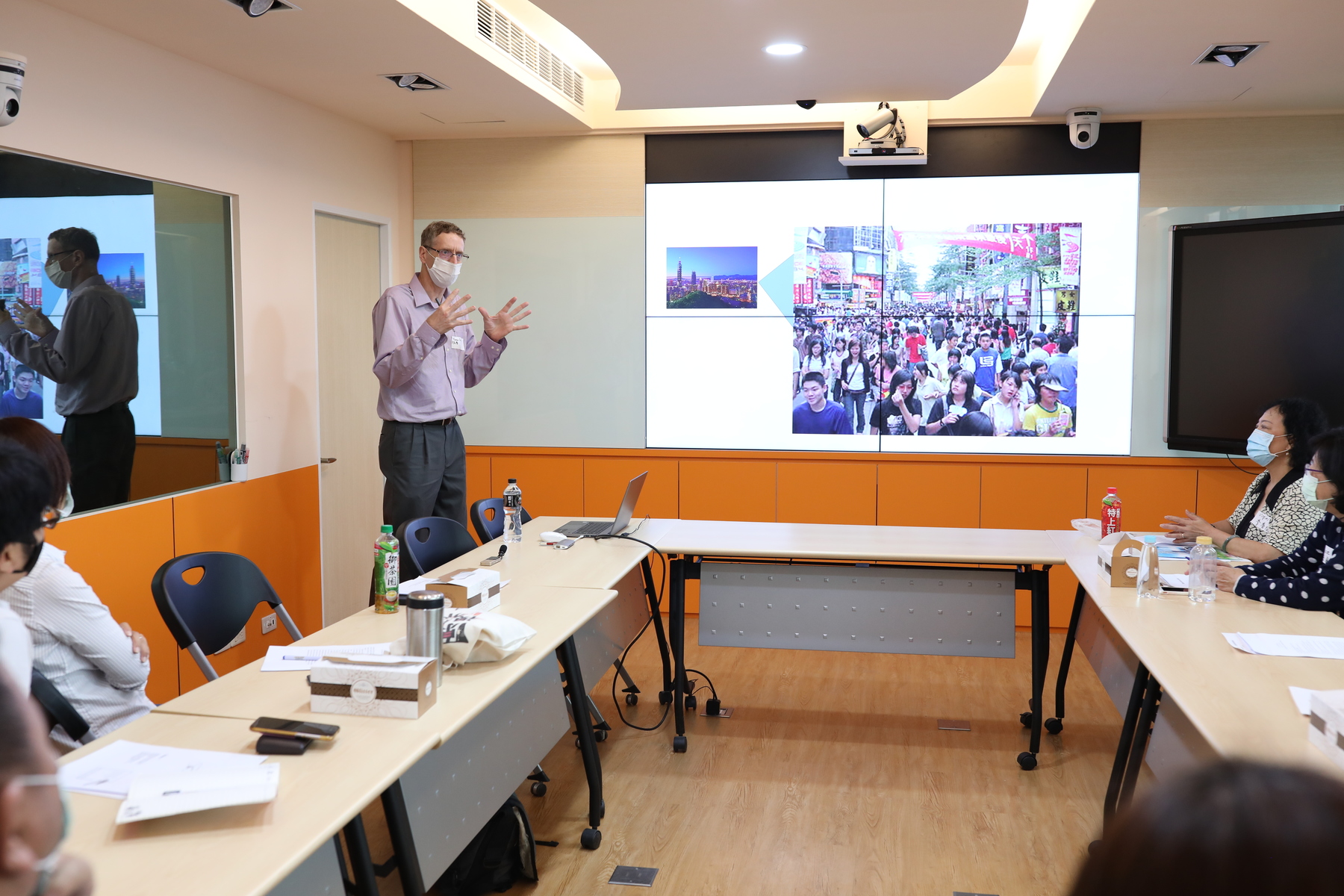 Si Wan College visiting professor Thomas Smith (photo by NSYSU)Image