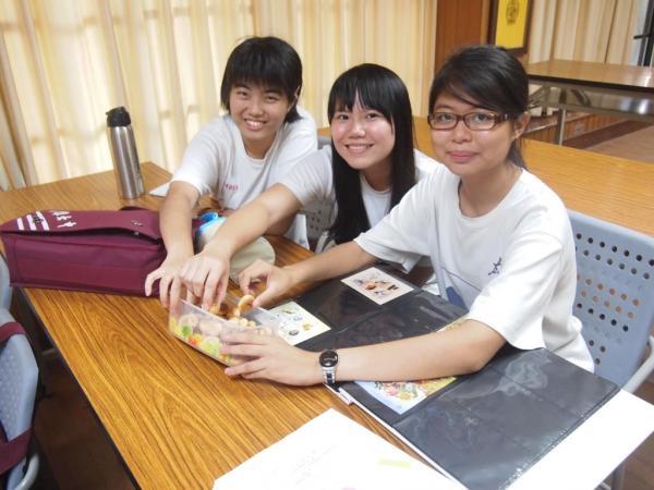Kaohsiung Municipal Kaohsiung Girls' Senior High School students trying Ukrainian traditional snacksImage