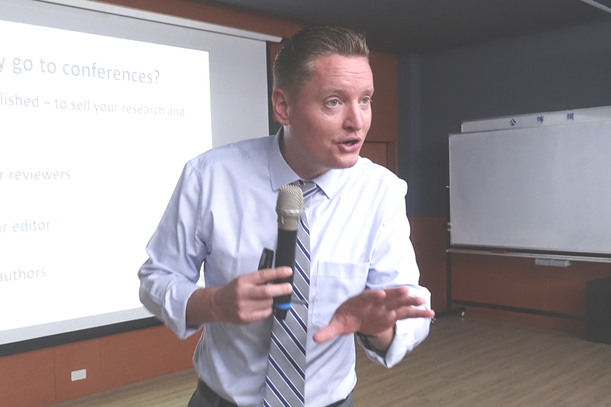 Founder of Wallace Academic Editing Dr. Steve Wallace visited NSYSU College of Engineering to give a speech on how to effectively promote and present a research paper during academic conferences.Image