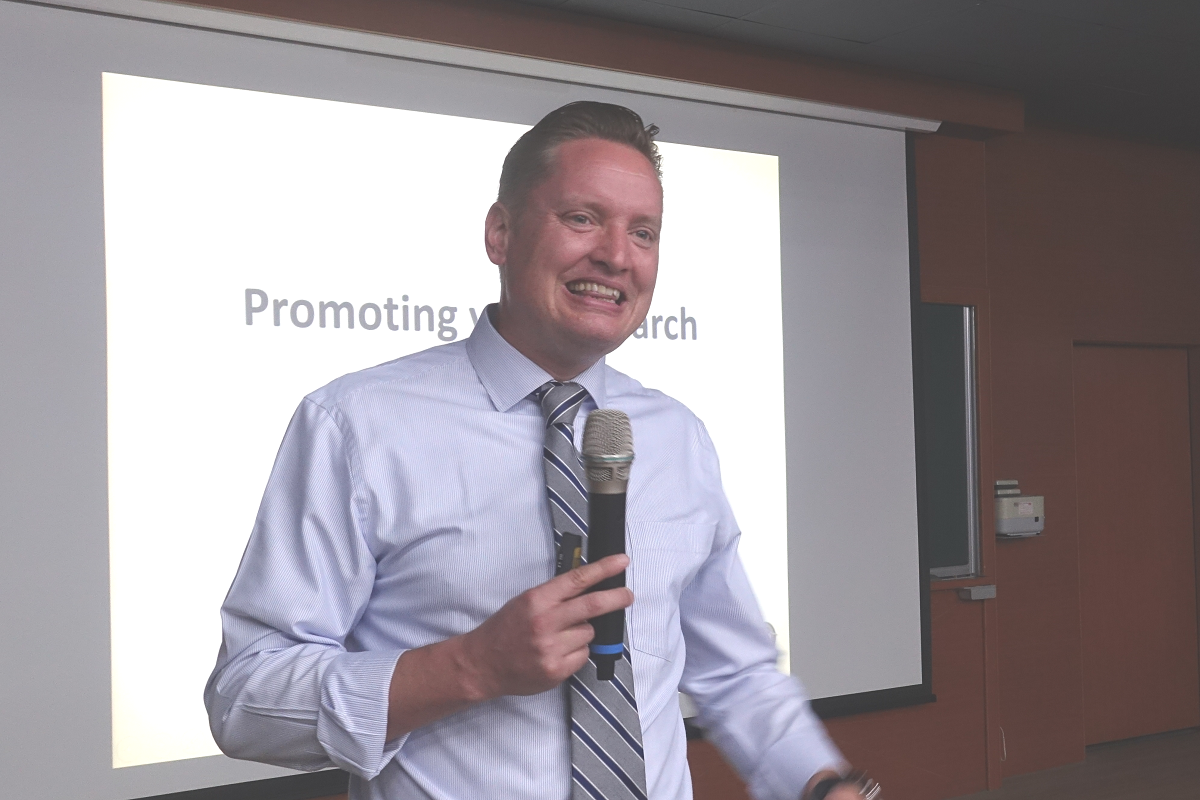 Founder of Wallace Academic Editing Dr. Steve Wallace visited NSYSU College of Engineering to give a speech on how to effectively promote and present a research paper during academic conferences.Image